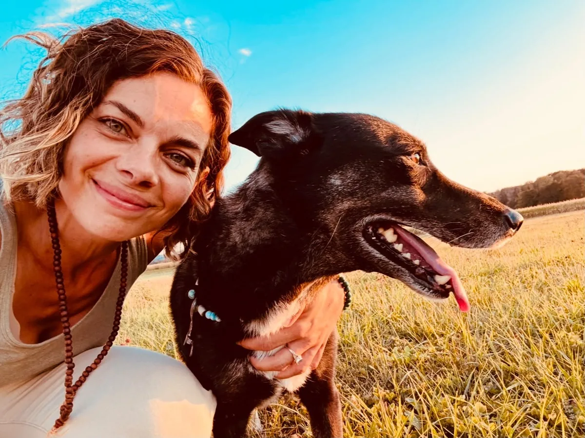 Raffaella Valentino mit ihrer Hündin Ginny auf einem Feld