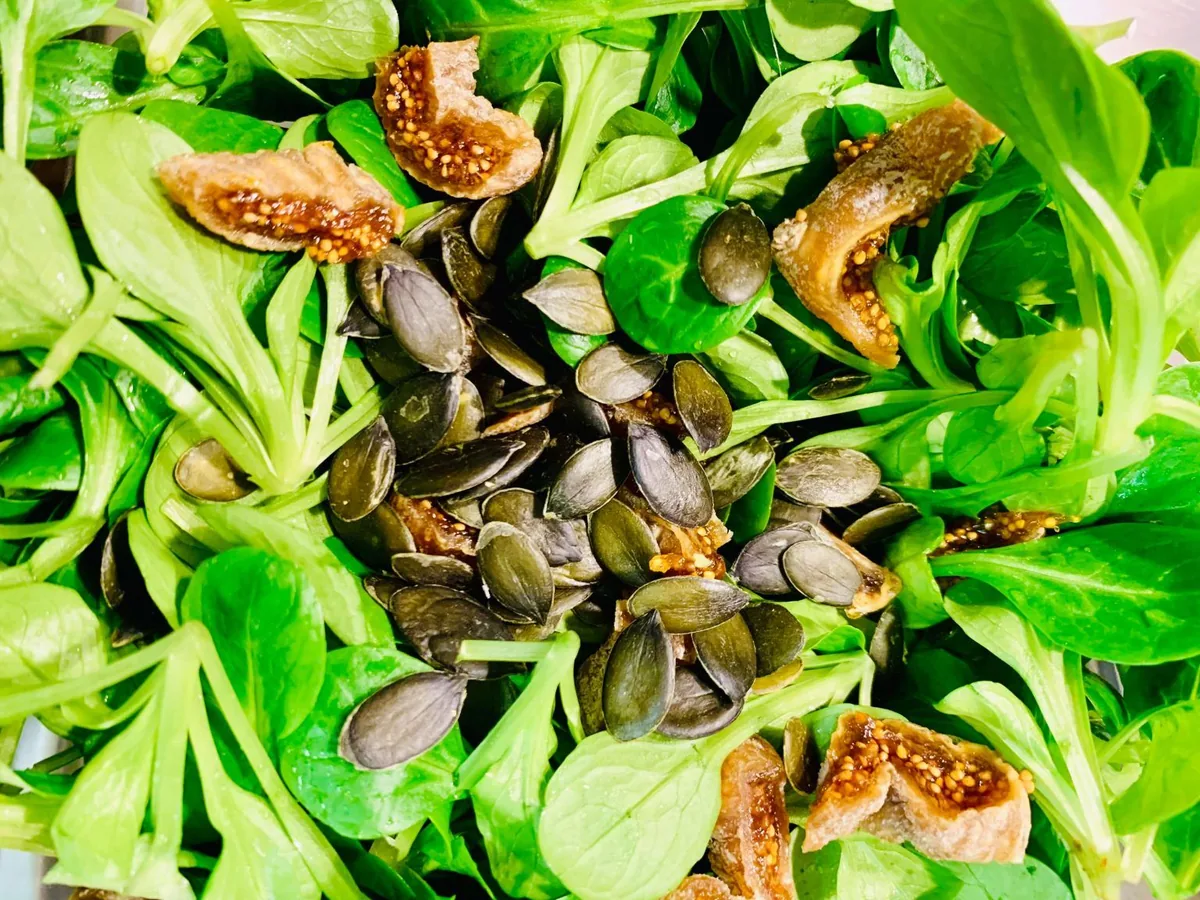 Nüsslisalat mit getrockneten Feigen